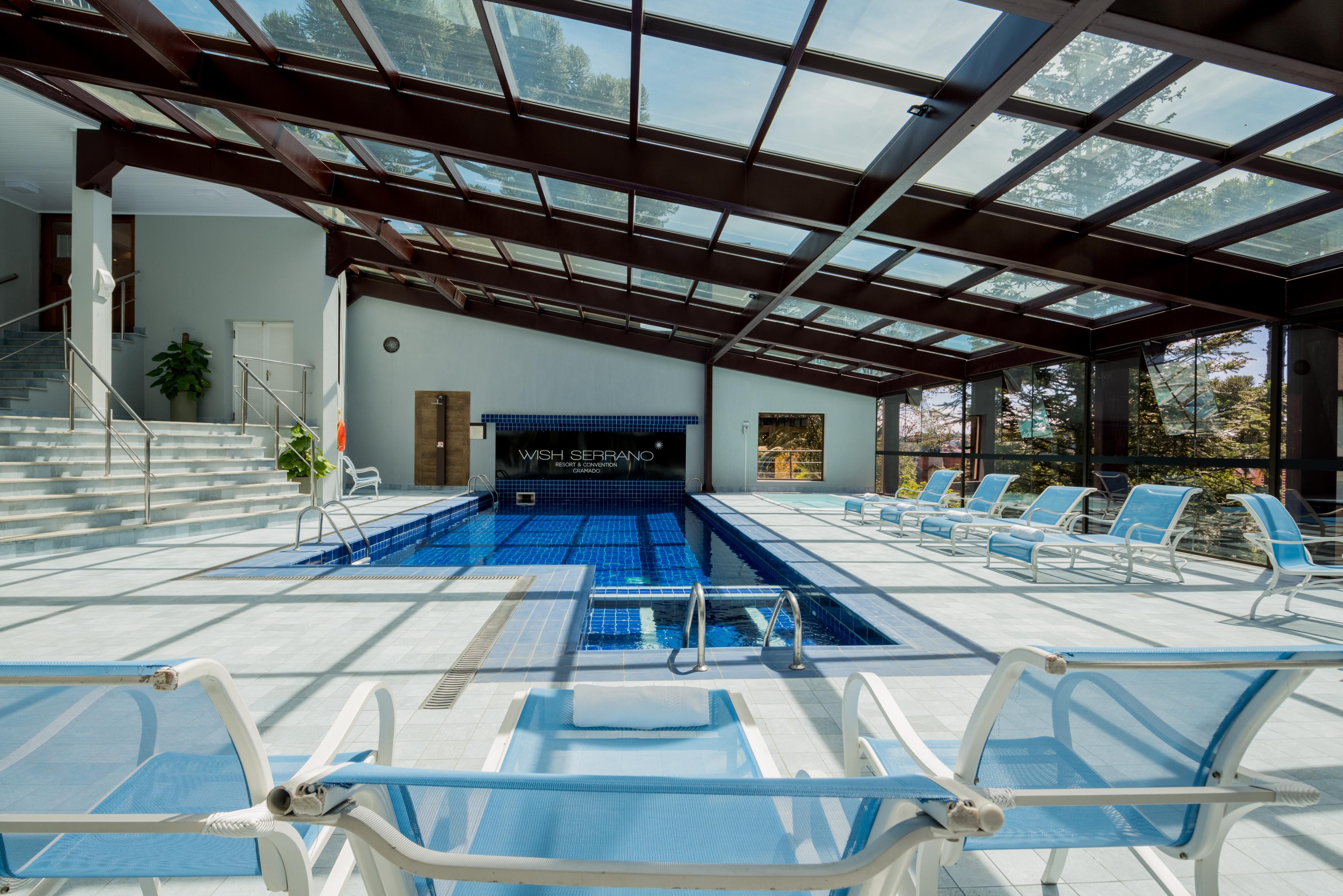 Wish Serrano Resort Gramado Bagian luar foto Swimming pool at the hotel