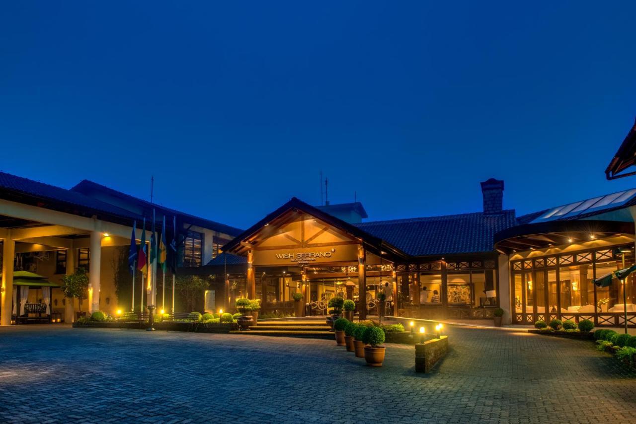 Wish Serrano Resort Gramado Bagian luar foto The hotel at night